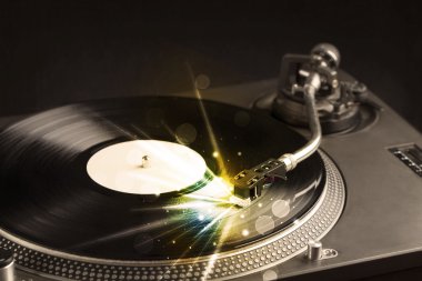 müzik oyuncu oynarken vinil ile parlayan gerek gelen satırları