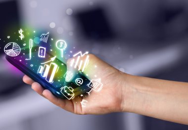 Finans ve pazar simgelerine ve sembollerine sahip akıllı telefon