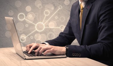 Dizüstü bilgisayarda yazan bilim işçisi