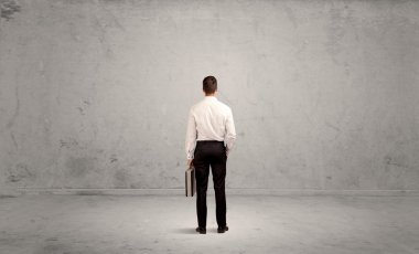 İş adamı boş kentsel alanda kayboldu