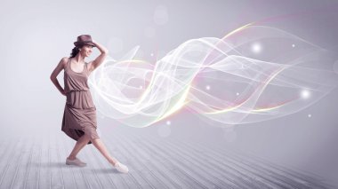 Beyaz çizgilerle dans eden break dansçı