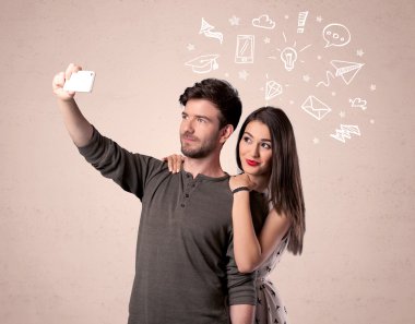 Düşünceleriyle selfie çeken çift.