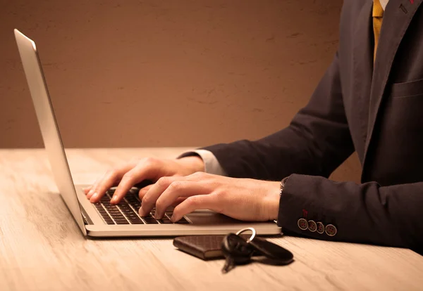 Uomo d'affari è vestito di lavoro sul computer portatile — Foto Stock