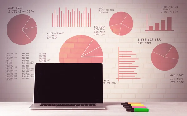 Irodai íróasztal értékesítési tortadiagram a laptop — Stock Fotó