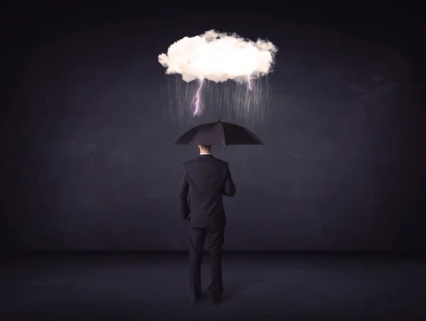 Empresário de pé com guarda-chuva e pouca nuvem de tempestade — Fotografia de Stock