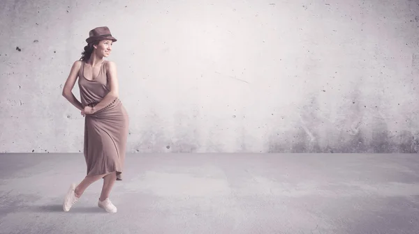 Pretty urban dancer with empty background — Stock Photo, Image