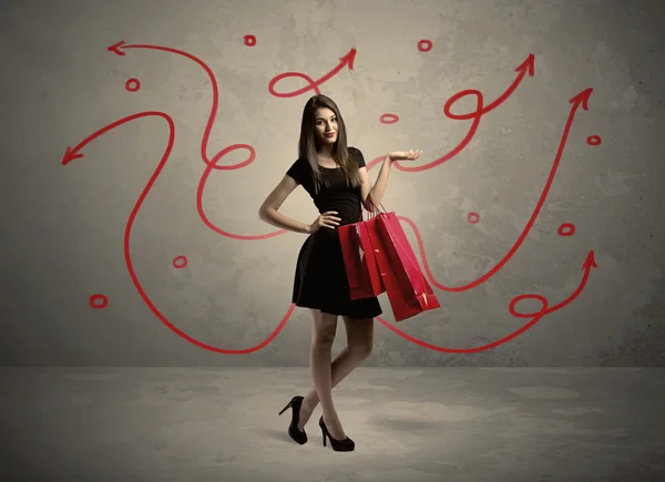 Stylová žena nakupování a červené šipky — Stock fotografie
