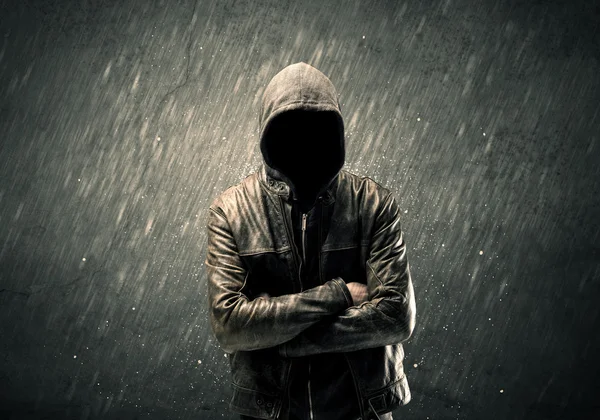 Kapüşonlu hayalet yüzlü adam