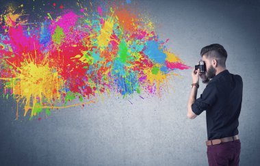 Kamera ve boya sıçratan hippi adam.