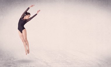 Modern balerin boş arka planla sanat atlayışı yapıyor.
