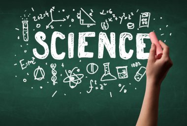 Olgun bilim adamı gemide çizim yapıyor.