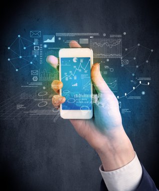 El ele tutuşan akıllı telefon.