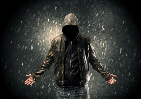 Неизвестный, стоящий в темноте