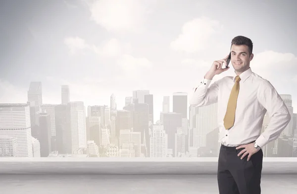 Sales person talking in front of city scape — Stock Photo, Image