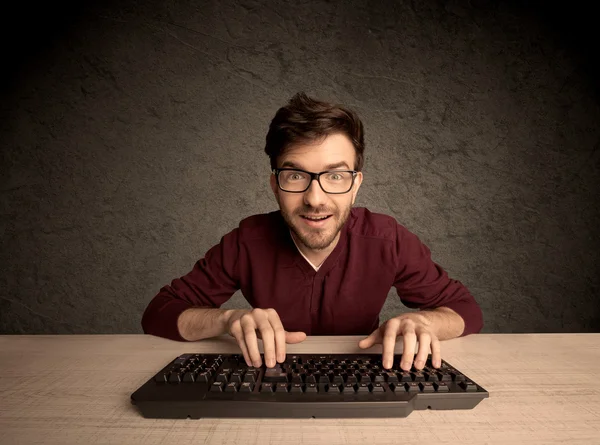Computer geek typen op toetsenbord — Stockfoto