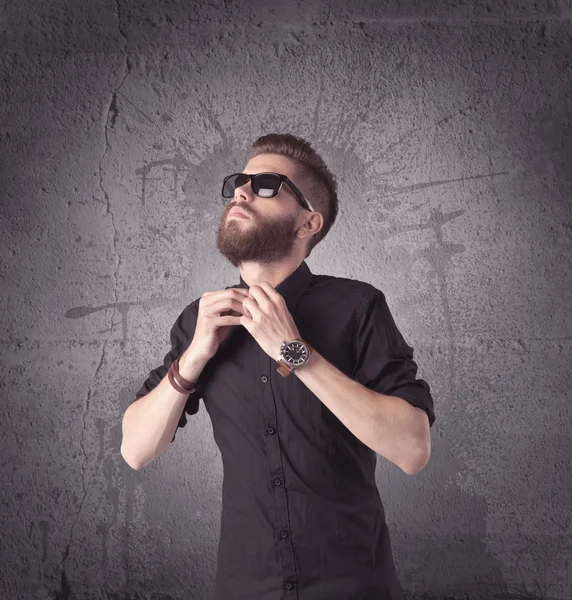 Homem elegante com barba e óculos de sol — Fotografia de Stock