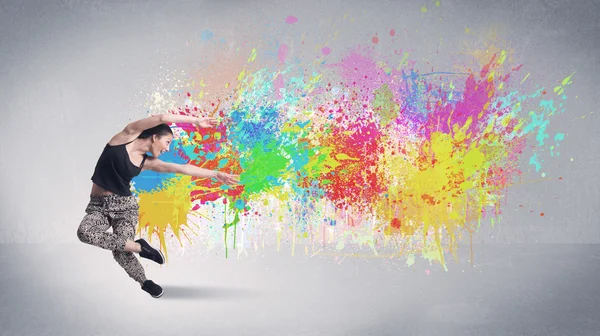 Jeune danseuse de rue colorée avec éclaboussure de peinture — Photo