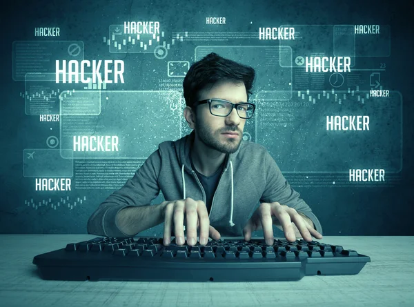 Hacker com teclado e óculos — Fotografia de Stock