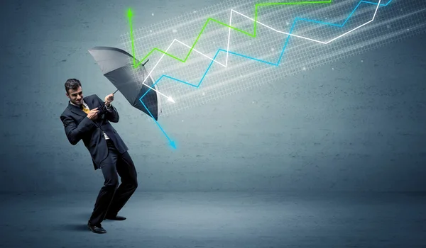 Zakelijke persoon met paraplu-en aandelenmarkt pijlen concept — Stockfoto