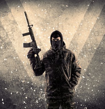 Eski backgro tehlikeli Maskeli silahlı askerlerle portresi