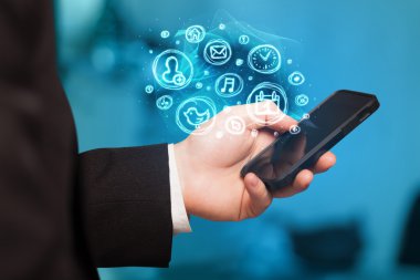 El smartphone telefon app seçenekleri ile tutarak