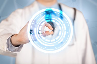 Erkek doktor elinde parlak halkaları olan bir hap tutuyor.