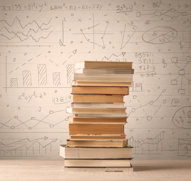 Karalama stilinde yazılmış matematik formülleri olan bir yığın kitap.