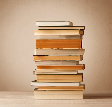 Eski arkaplanı olan bir yığın kitap.