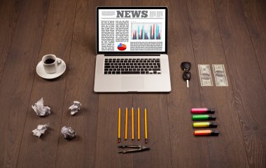 Ofis aksesuarlarıyla birlikte bilgisayar dizüstü bilgisayarı masada. 