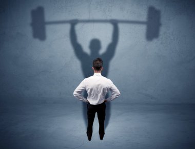 Ağırlık kaldıran iş adamı