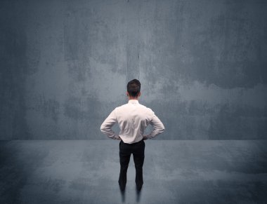 Şehir duvarının önünde duran iş adamı