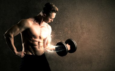 Vücut geliştirici enerji dolu beyaz çizgiler konseptiyle ağırlık kaldırıyor