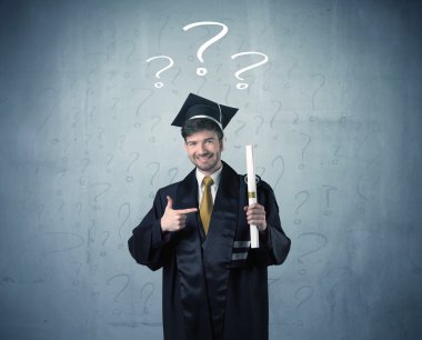 Soru işaretleri çizilmiş genç mezun.
