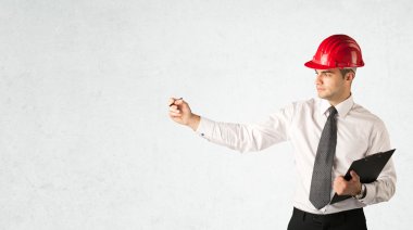 Boşlukta çizim yapan genç mimar