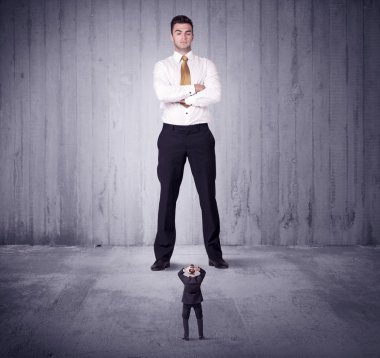 Büyük patron küçük iş adamına lokma atıyor.