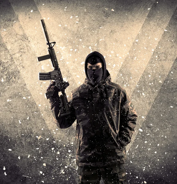 Eski backgro tehlikeli Maskeli silahlı askerlerle portresi