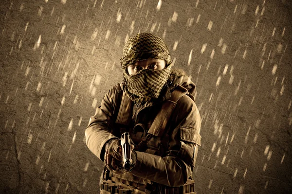 Grungy ra वर मास्क असलेले धोकादायक सशस्त्र दहशतवादी सैनिक — स्टॉक फोटो, इमेज