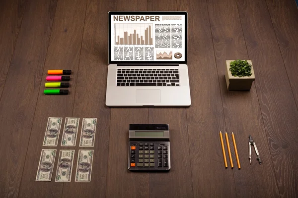 Zakelijke laptop met beurs verslag op houten bureau — Stockfoto