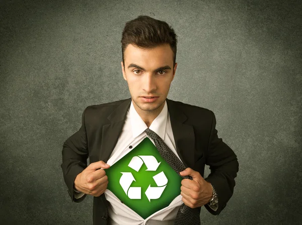 Hombre de negocios Enviromentalista arrancando camisa con signo de reciclaje — Foto de Stock