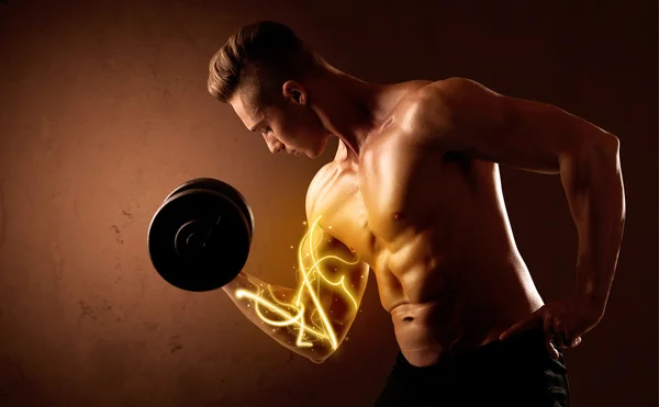 Culturista muscolare sollevamento pesi con luci di energia su bicipite — Foto Stock