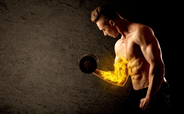 Muscular culturistas levantamiento de peso con el concepto de bíceps en llamas — Foto de Stock