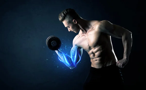 Nadaje się sportowiec podnoszenia ciężaru z niebieskim koncepcja światła mięśni — Zdjęcie stockowe
