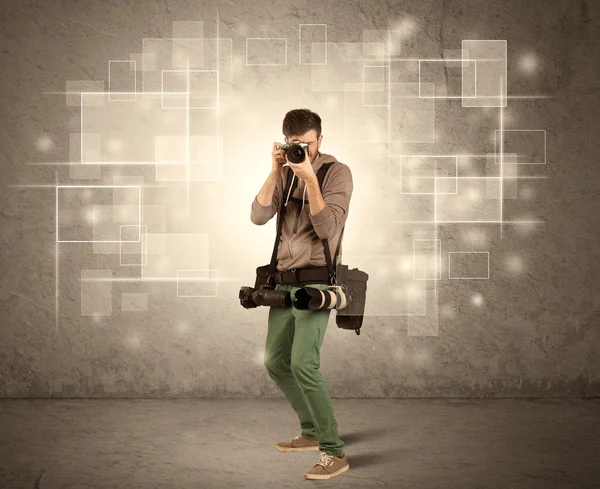 Mannelijke holdig professionele camera met lens — Stockfoto