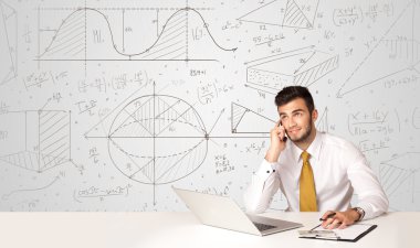 İş hesaplamaları geçmişi olan bir iş adamı