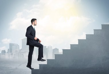 İşadamı beton merdiven konseptine tırmanıyor