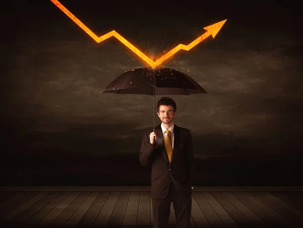 Empresário de pé com guarda-chuva mantendo seta laranja — Fotografia de Stock