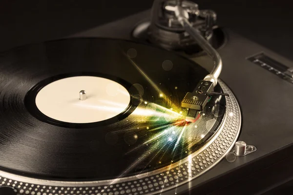 Lettore musicale che suona il vinile con linee luminose commisurate alla necessità — Foto Stock