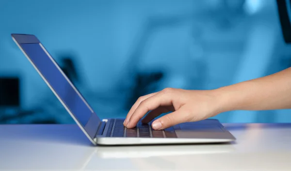 Geschäftsmann drückt modernen Laptop auf bunten Hintergrund — Stockfoto