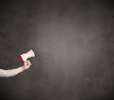 Düz arka plan üzerinde megafon