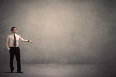 Boş duvarın önünde duran işadamı